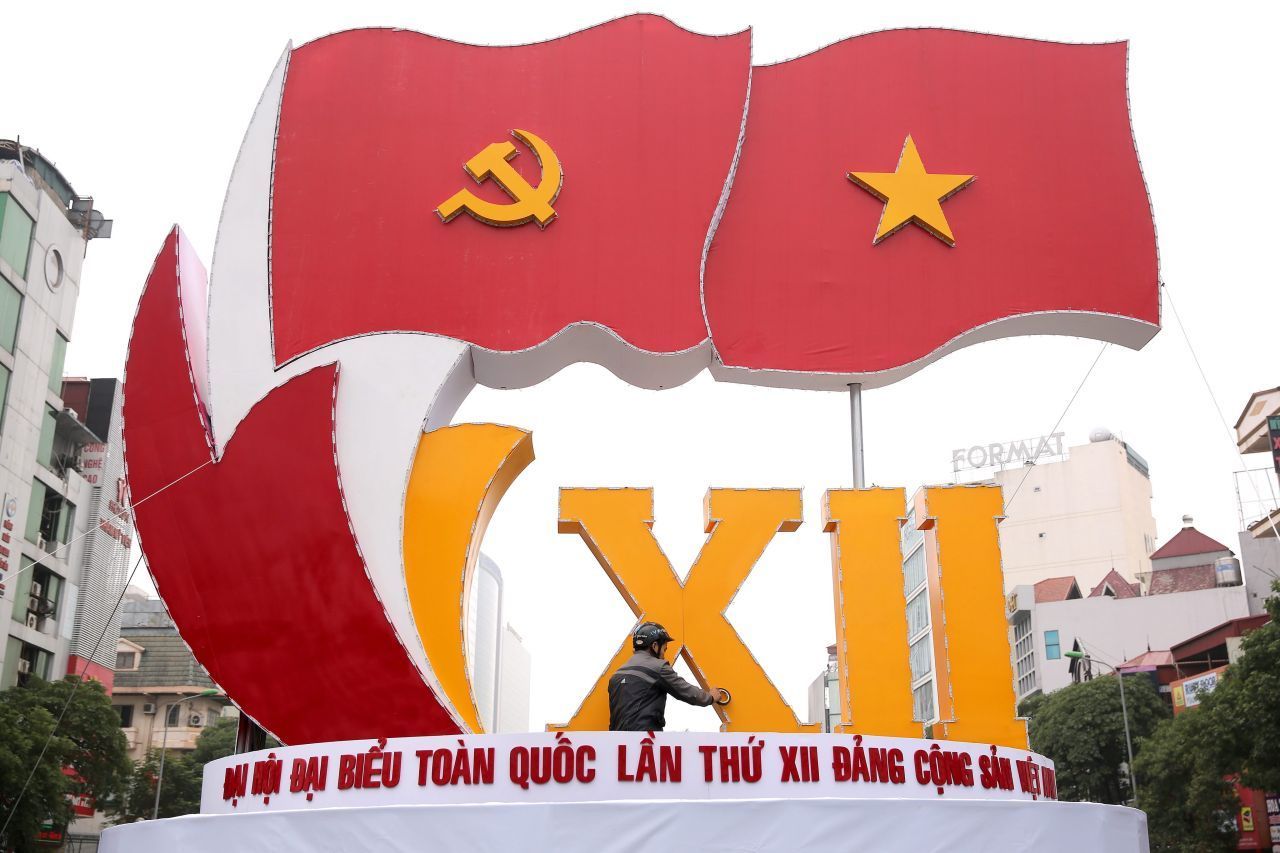Auch Vietnam war nach dem zweiten Weltkrieg in einen sowjetisch-kommunistischen Norden und einen amerikanisch-orientierten Süden gespalten. Deshalb kam es dort zum zwanzig Jahre langen Vietnam-Krieg, den der Norden letztendlich gewann. Das vietnamesische  Staatssystem ist daher bis heute kommunistisch und wird von der einzigen erlaubten Partei, der Kommunistischen Partei Vietnams (KPV), getragen. Die vietnamesische Flagge (re