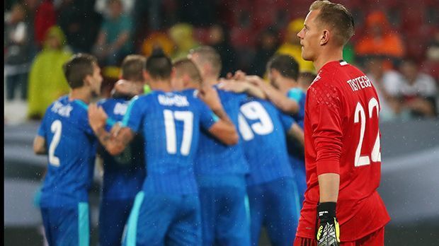 
                <strong>Marc-Andre ter Stegen</strong><br>
                Marc-Andre ter Stegen: Kam in der Halbzeit für Bernd Leno und kassierte nach wenigen Minuten einen peinlichen Gegentreffer durch die Beine. Den muss man auch bei diesen Verhältnissen halten! Parierte in der 60. Minute den ersten slowakischen Torschuss, der nicht zu einem Treffer führte. Dennoch ran-Note: 5.
              