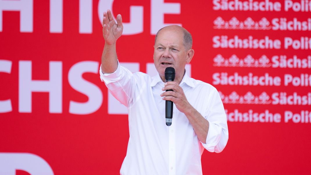 Bundeskanzler Olaf Scholz (SPD) bei auf einer SPD-Wahlkampfveranstaltung auf dem Schlossplatz auf der Bühne.