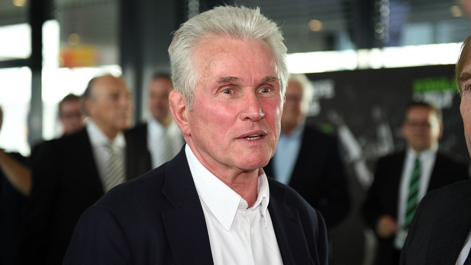 
                <strong>Jupp Heynckes (FC Bayern München)</strong><br>
                Ein Name, der den Bayern-Fans immer in Erinnerung bleiben wird: Jupp Heynckes. In seiner dritten Amtszeit bei den Münchnern gelang ihm 2013 das Triple. Seine vierte und letzte Amtszeit bei Bayern beendete er im Sommer 2018. Seitdem nahm der 78-Jährige keinen Trainerjob an.
              