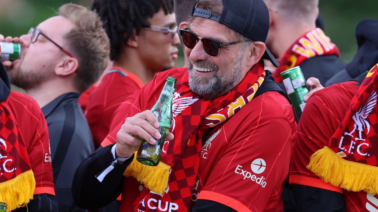 
                <strong>Die Bierpreise der Premier League: Cheers! So viel kostet das Bier in der englischen Premier League </strong><br>
                Zu einem Stadionbesuch in der Premier League gehört für viele Fans das Stadionbier, auch wenn im Innenbereich an den Sitzplätzen Alkohol noch nicht wieder erlaubt ist. Preislich gibt es allerdings große Unterschiede darin, was die Anhänger für ihr Pint im Stadion bezahlen müssen. Überraschend: Die Spitzenteams Manchester United und FC Liverpool sind besonders günstig, während in der Hauptstadt London ordentlich zur Kasse gebeten wird. ran gibt euch einen Überblick über die Bierpreise in Englands Stadien der Saison 2022/2023 und sortiert dabei von günstig bis teuer. (Quelle: Talksport/OLBG-Betting / Stand: 15. Oktober 2022)
              