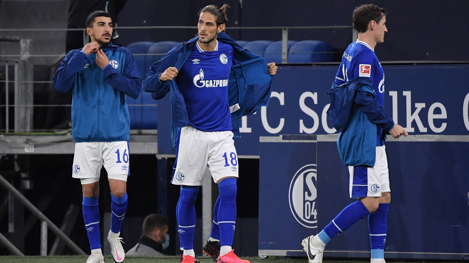 
                <strong>Platz 18: FC Schalke 04 (Transferbilanz +2,5 Mio.)</strong><br>
                Bedarf gibt es in Gelsenkirchen an allen Ecken und Enden, nur das nötige Geld für Neuzugänge ist nicht da. Erstmal braucht es ohnehin einen neuen Trainer. Besonders dünn ist der Kader auf den Außenverteidiger-Positionen besetzt. Zuletzt musste Sebastian Rudy die rechte Seite besetzen. Auch im Zentrum ist nach dem Weggang von Weston McKennie ein großes Loch entstanden, dass der wechselwillige und eigentlich nicht gewollte Nabil Bentaleb nun füllen muss. Auch auf den offensiven Außenbahnen braucht es Verstärkung, aber woher soll die nur kommen?
              