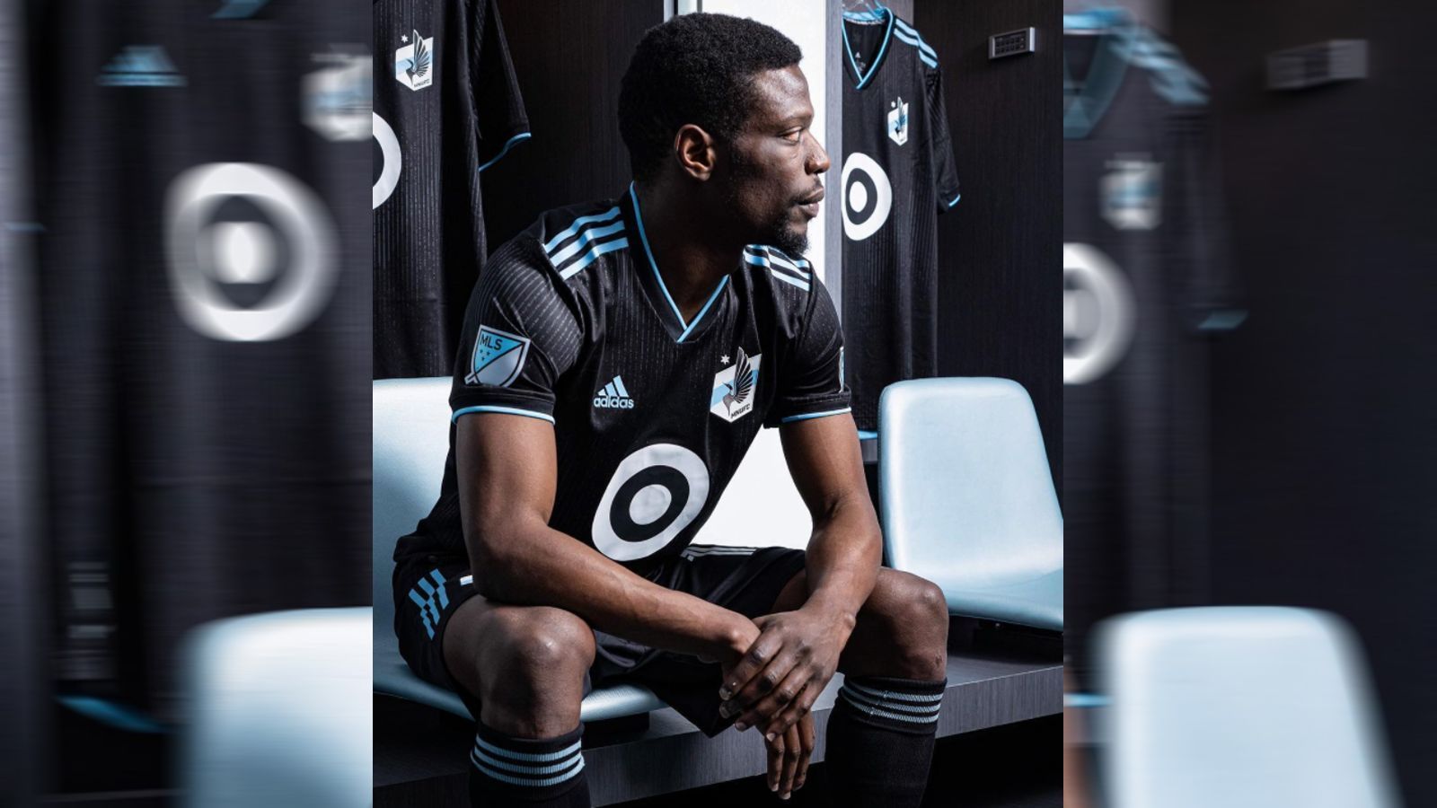 
                <strong>Minnesota United FC</strong><br>
                Im sechsten Jahr der MLS-Zugehörigkeit tritt Minnesota United FC mit dem "Minnesota Night Kit" von Adidas an. Das Staatsmotto "L'Etoile du Nord" (französisch für "Stern des Nordens") wurde beim neuen Trikot auf dem Nackenband angebracht.
              