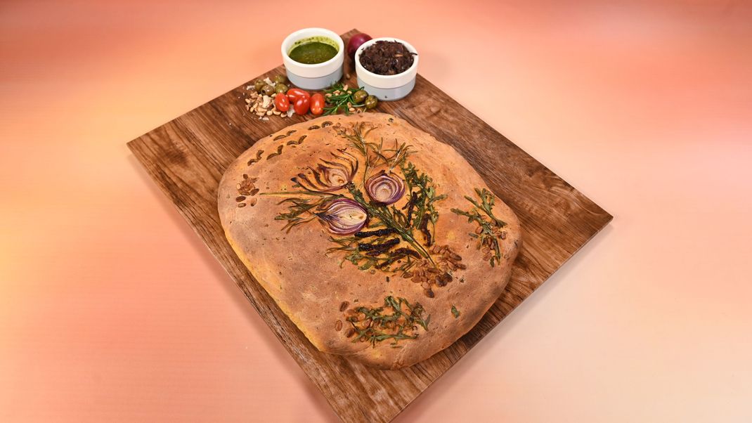 Rosmarin-Oliven-Tomaten-Focaccia mit Zwiebel-Chutney und Pesto