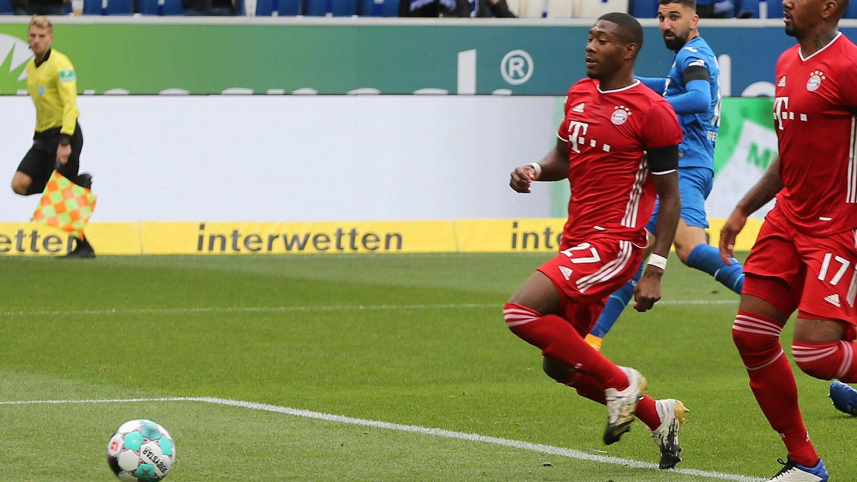 
                <strong>David Alaba</strong><br>
                Den Vertragspoker mit den Bayern kann der Österreicher auf dem Feld nicht so recht abschütteln. Alaba wirkt vor allem in der ersten Hälfte gegen seinen Ex-Klub unkonzentriert. In der zweiten Hälfte stabilisiert er sich dann zumindest etwas, ehe die Hoffenheimer beim dritten Tor erneut zu gedankenschnell sind. ran.de-Note: 5
              