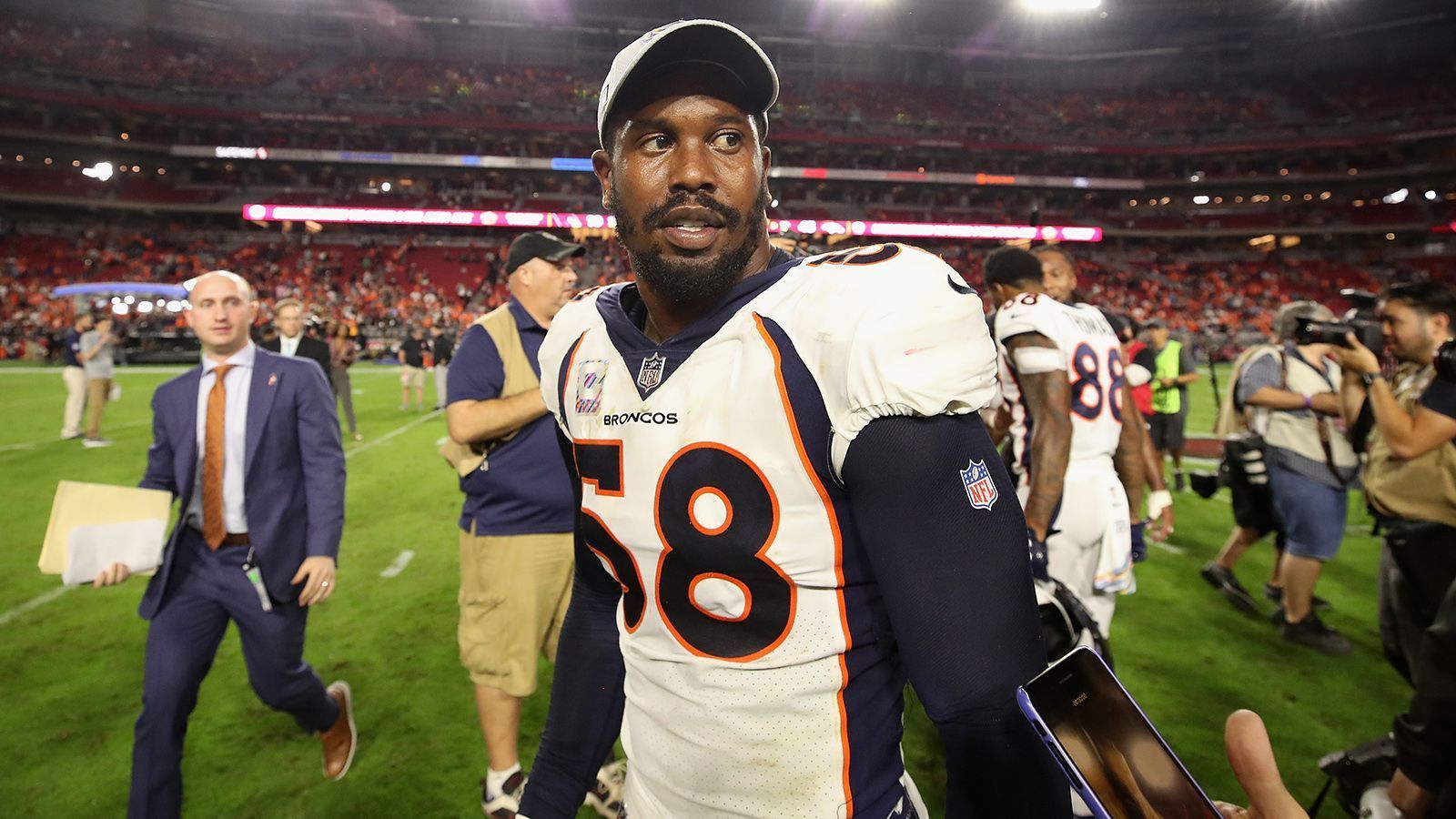
                <strong>Von Miller (Denver Broncos)</strong><br>
                Von Miller weiß zwar um die Stärke der Patriots, hofft aber auf einen Sieg der Rams. "Eigentlich kann man nicht gegen die Patriots und Tom Brady tippen, aber ich tue es, weil ich mit Aqib Talib und Todd Gurley befreundet bin und ich will, dass sie diese lebensverändernde Erfahrung eines Super-Bowl-Sieges erleben können."
              