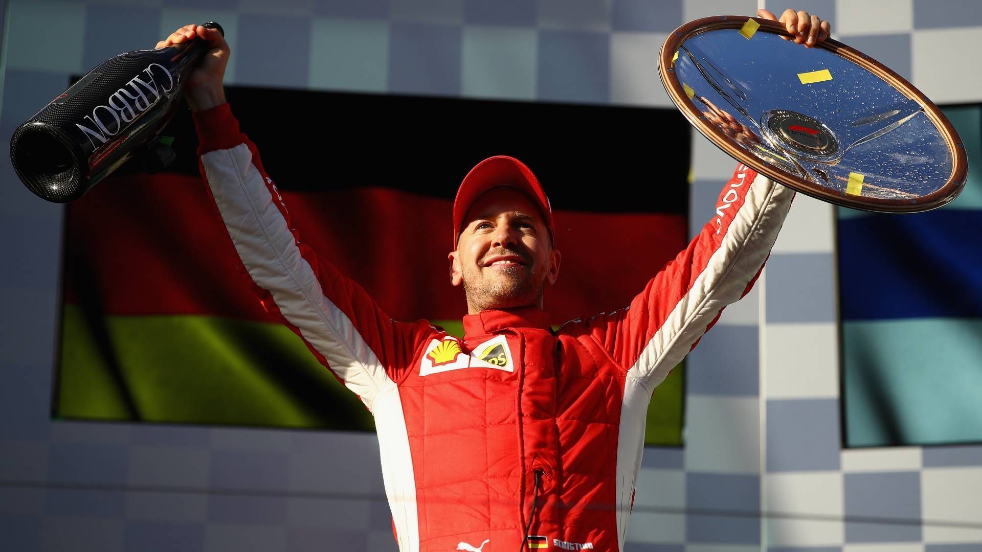 
                <strong>2018: Sebastian Vettel (Ferrari)</strong><br>
                Selbes Spiel ein Jahr später. Wieder gewinnt Vettel in seinem Ferrari den Saisonauftakt in Australien und lässt sogar einen zweiten Sieg beim zweiten Saisonrennen in Bahrain folgen. Doch wieder schafft es der Deutsche nicht, bis zum Saisonende um den Titel zu kämpfen. Ein Fahrfehler beim Heimrennen in Hockenheim, der ihn den sicheren Sieg kostet, wird zum Knackpunkt der Saison. Am Ende triumphiert erneut Hamilton, Vettel bleibt wieder nur der zweite Platz.
              