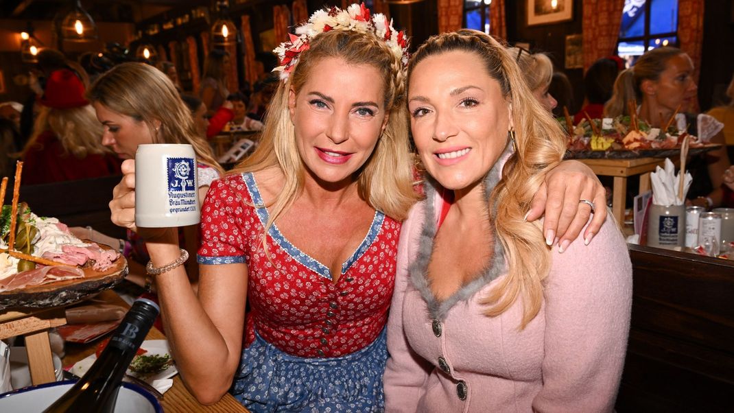 Giulia Siegel (l.) und Simone Ballack als Freundinnen auf dem Oktoberfest. Jetzt scheinen sie sich nicht mehr gut zu verstehen.&nbsp;