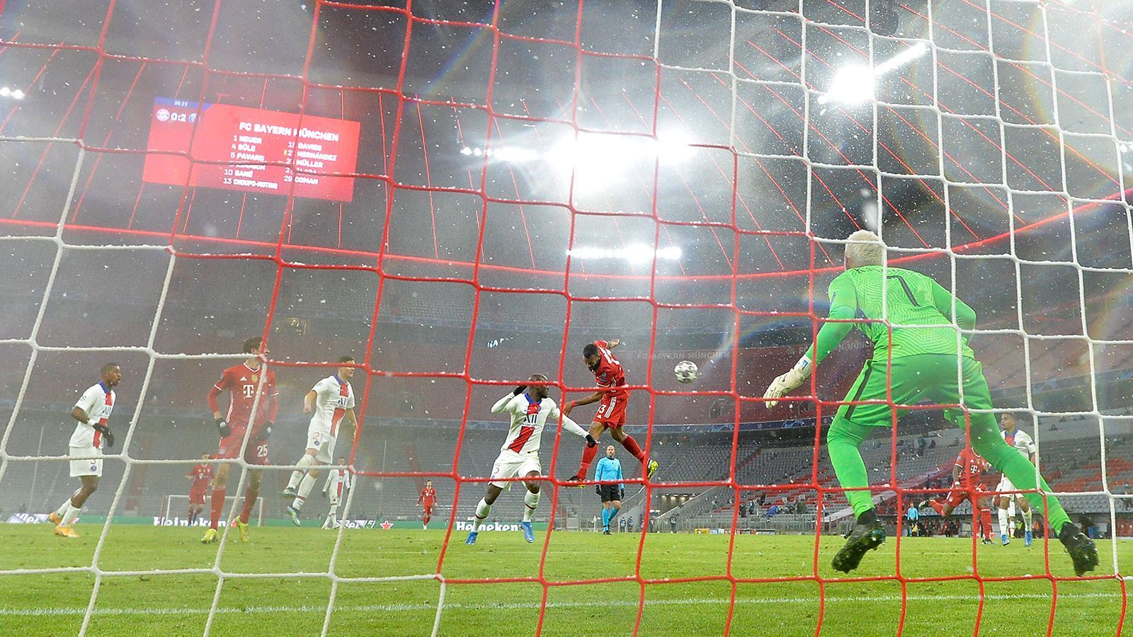 
                <strong>5. Das verrückte Hinspiel</strong><br>
                Das erste Aufeinandertreffen beider Klubs sollte ein groteskes Fußballspiel werden. Die Bayern waren in der verschneiten Allianz Arena drückend überlegen, feuerten 31mal in Richtung Tor von Keylor Navas, hatten Großchance um Großchance, dominierten die Gäste – wegen individueller Fehler, zwei Kontern sowie der Weltklasse von Kylian Mbappe und Neymar stand am Ende aber eine 2:3-Niederlage gegen PSG auf der Anzeigetafel. Dennoch darf das Hinspiel und der Auftritt der Bayern als größter Mutmacher für ein Weiterkommen herhalten.
              