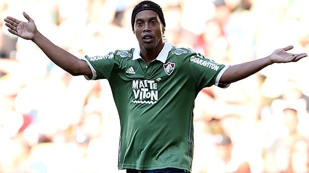 
                <strong>Mittelfeld: Ronaldinho (vereinslos)</strong><br>
                Mittelfeld: Ronaldinho (vereinslos). Seine Glanzzeiten sind längst vorbei. Nach seinem Ende beim AC Mailand 2011 ging es sportlich bergab, doch an das Aufhören denkt Brasiliens Weltmeister und Weltfußballer nicht. Im September verließ er seinen letzten Klub Fluminense und ist derzeit auf Vereinssuche. Laut Berichten der offiziellen MLS-Website ist ein Wechsel in die nordamerikanische Liga oder nach China für den 36-Jährigen denkbar. Ob es dem einst besten Fußballer der Welt nochmal gelingt, die gegnerischen Teams schwindelig zu spielen?
              