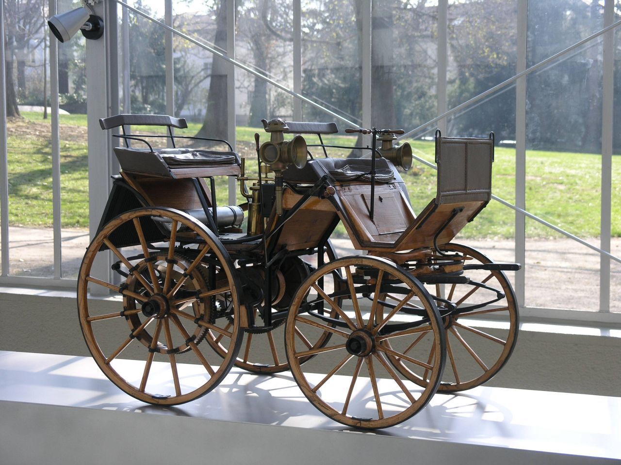 Gottlieb Daimler baute einen Motor in eine Kutsche: das erste Auto mit vier Rädern. 