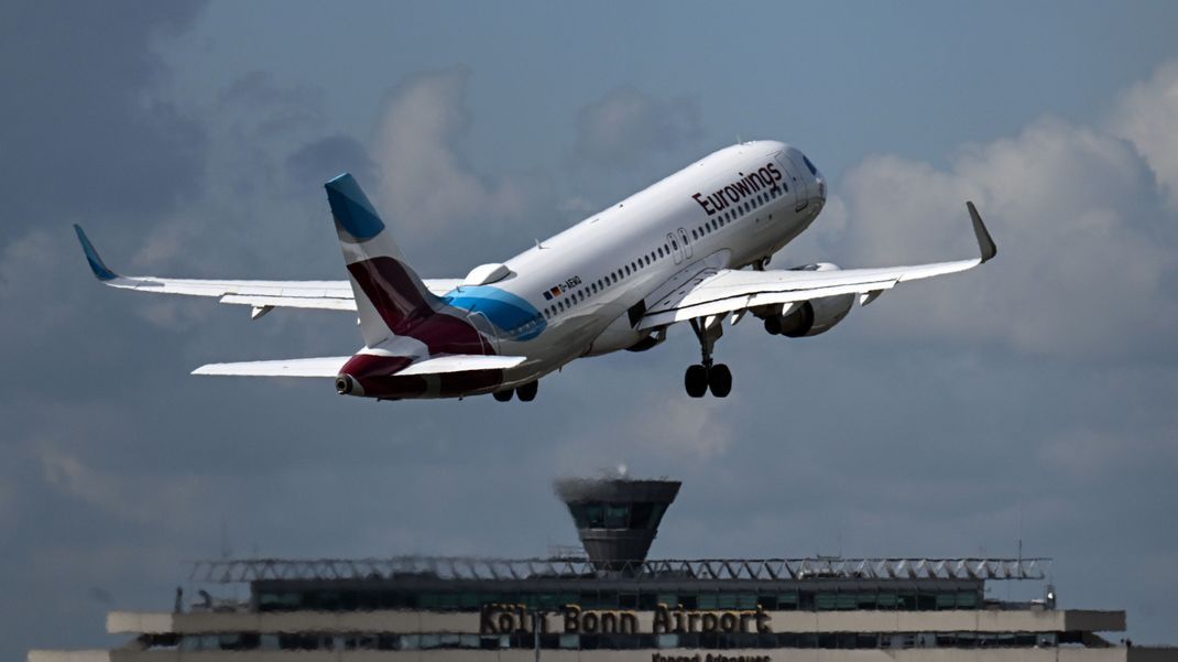 Ein Flugzeug der Fluggesellschaft Eurowings startet vom Flughafen Köln/Bonn.