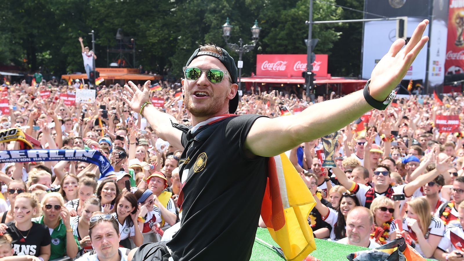 
                <strong>Benedikt Höwedes (Team-Manager)</strong><br>
                Die Überraschung im Team von Hansi Flick. Der Weltmeister von 2014 soll zum neuen Team-Manager ausgebildet werden und bis zur WM 2022 als Bindeglied zwischen Management und Mannschaft dienen. Eigentlich als Trainee-Stelle ausgeschrieben, soll die Aufgabe des 33-Jährigen intern höher eingestuft werden. 
              