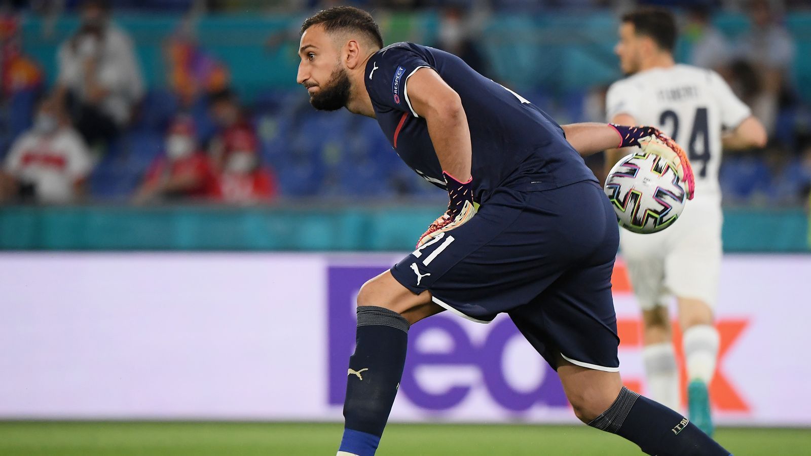 
                <strong>Gianluigi Donnarumma</strong><br>
                Der Schlussmann der "Squadra Azzurra" bekommt während dem Spiel wenig zu tun, ist bei den wenigen Möglichkeiten der Türkei allerdings immer zur Stelle. Ansonsten hat der junge Schlussmann - vor allem auch dank seiner Vorderleute - wenig Gelegenheiten sich auszuzeichnen. ran-Note: 2
              