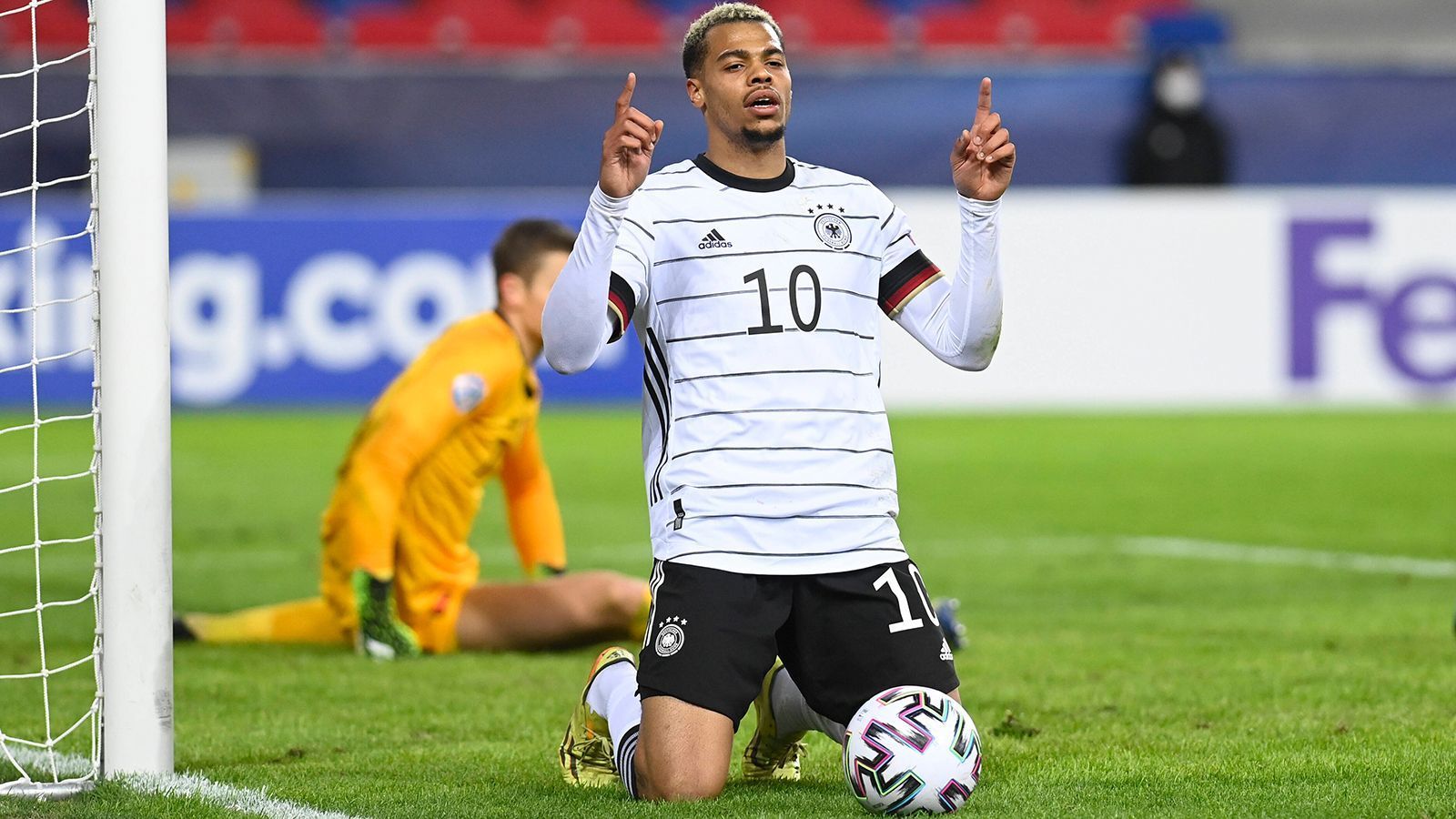 
                <strong>Gewinner: Lukas Nmecha</strong><br>
                Er machte wohl den größten Sprung. Mit seinen Leistungen bei der U21-EM brachte sich der Vollblutstürmer wieder ins Gespräch, war an nahezu jeder gefährlichen Offensivaktion beteiligt. Seine körperliche Wucht paart er mit einem starken Antritt und hoher Geschwindigkeit. Der 22-Jährige sorgte für den Dosenöffner im Turnier und erzielte auch das wichtige 1:1-Ausgleichstor gegen die Niederlande im zweiten Gruppenspiel. Im letzten Spiel gegen Rumänien verpasste er das mögliche Siegtor vom Elfmeterpunkt. Aber dennoch: Auch Nmecha kann sich zumindest kleine Hoffnungen auf größere Aufgaben im Sommer machen. 
              