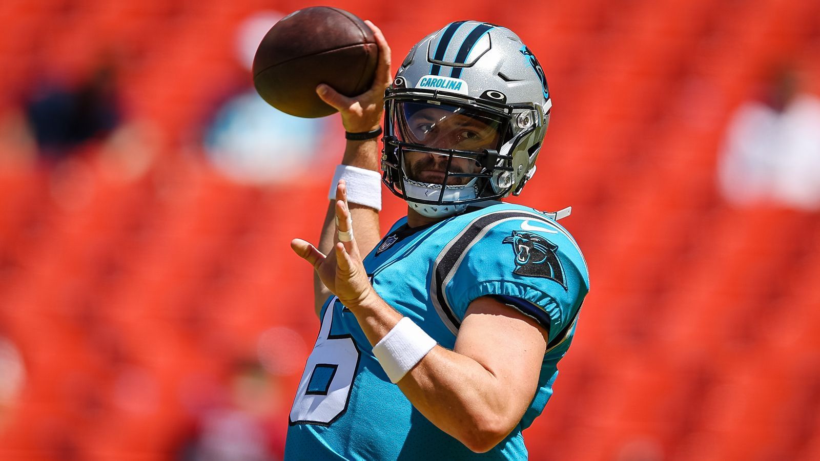 
                <strong>Gewinner: Baker Mayfield (Carolina Panthers)</strong><br>
                Neuzugang Baker Mayfield benötigt eine gute Saisonvorbereitung, um sich im internen Konkurrenzkampf gegen Sam Darnold durchzusetzen. Beim Preseason-Spiel gegen die Washington Commanders hinterließ der Quarterback einen guten Eindruck, indem er vier von sieben Pässen für 45 Yards an den Mann brachte. Dass er den ersten Drive bekam, spricht dafür, dass Mayfield derzeit die Favoritenrolle einnimmt – auch wenn Head Coach Matt Rhule offiziell noch keine Entscheidung getroffen hat.
              