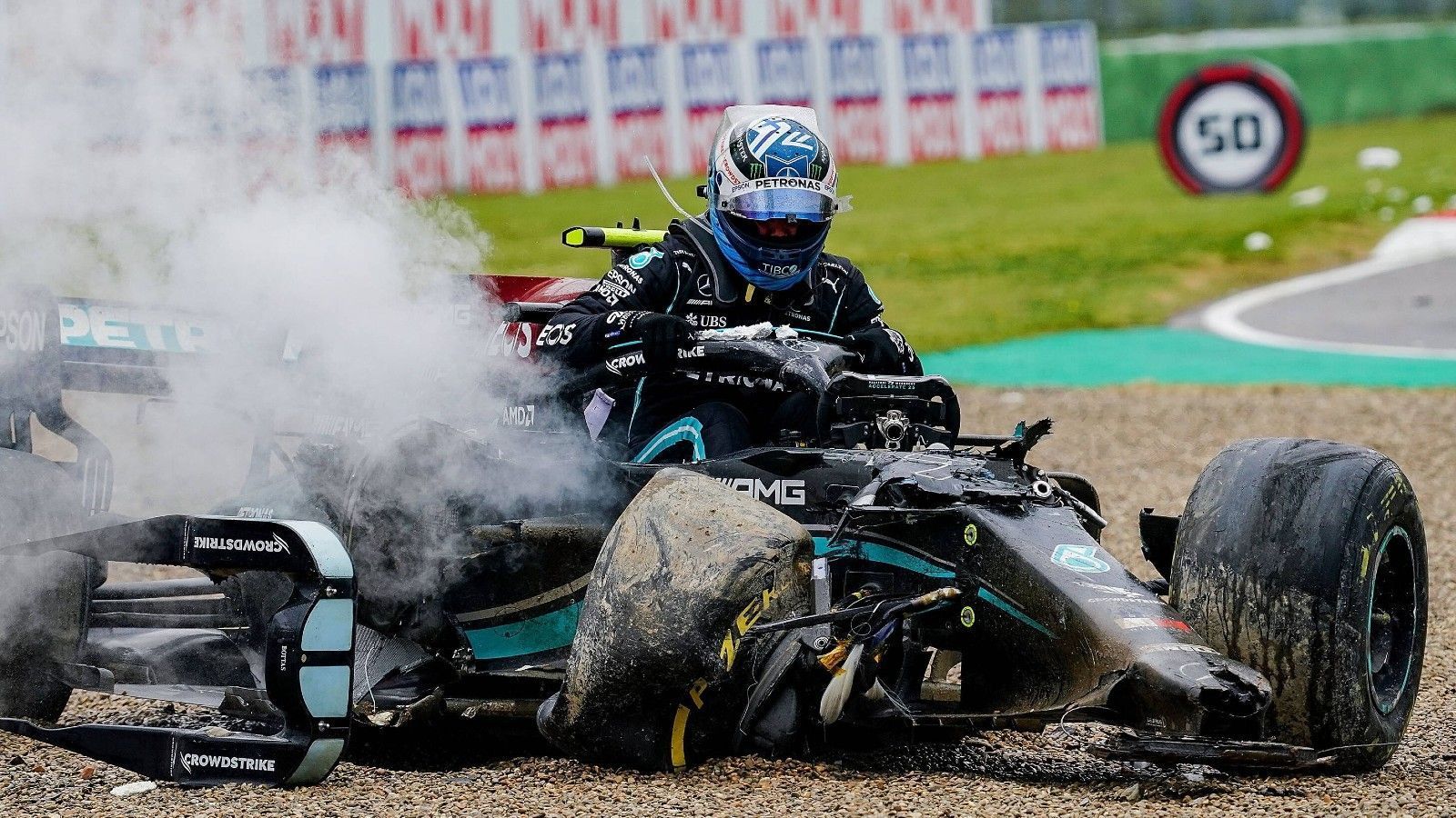 
                <strong>Verlierer: Valtteri Bottas</strong><br>
                Bottas wiederum hielt den Youngster für schuldig, weil er mit seinem Auto auf die nasse Strecke gekommen war und infolgedessen das Auto verloren hatte. Der Finne wütete gegen seinen Kontrahenten am Boxenfunk und zeigte ihm den Mittelfinger. Brisant ist der Unfall vor allem deshalb, weil Russell Bottas schon im nächsten Jahr bei Mercedes ersetzen könnte. Am Ende gehen beide als Verlierer hervor. Beide sind ausgeschieden, vor allem Bottas hat im Kampf gegen Hamilton mal wieder bewiesen, dass er eine äußerst schwache Nummer zwei ist, aber auch Russell konnte wahrlich nicht punkten. Mercedes-Motorsportchef Toto Wolff bezeichnete seine Leistung zwar mit einem Augenzwinkern, aber dennoch als die eines Fahrers beim Renault-Clio-Cup.
              