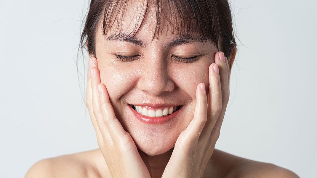 Vakuumgesteuert, mit Wasser oder Ultraschall – wie genau funktioniert ein Porenreiniger und was solltet ihr bei der Anwendung unbedingt beachten? Wir klären auf!