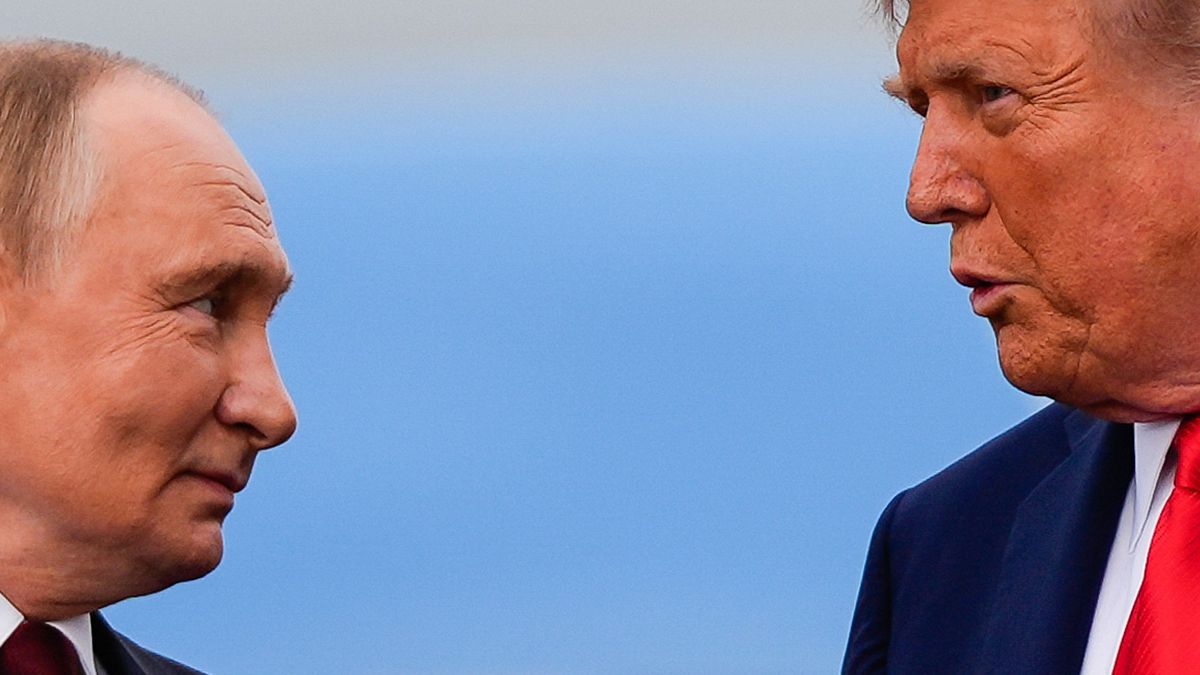 15. August 2025, USA, Alaska, Luftwaffenstützpunkt Elmendorf-Richardson: Präsident Donald Trump und Russlands Präsident Wladimir Putin im Gespräch