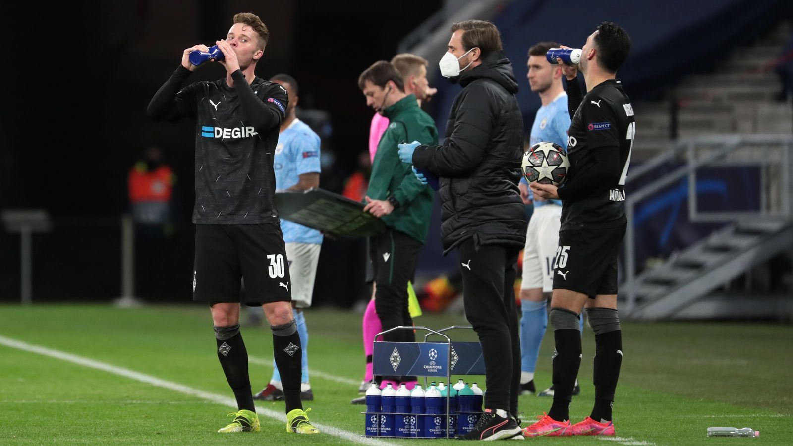 
                <strong>Immerhin: Kein Schalke 2.0 </strong><br>
                Zwar steht ein City-Sieg nie in Gefahr, allerdings hält sich die Borussia wacker und bricht nicht ein. Ganz anders sah das noch beim FC Schalke 04 aus. Vor zwei Jahren spielte Königsblau an gleicher Stelle gegen Manchester City und kassierte im Rückspiel eine 0:7-Klatsche. Am Wochenende spielen beide Teams übrigens gegeneinander. Also Gladbach und Schalke. Mit Manchester City haben die Schalker derzeit nun wahrlich nichts mehr am Hut.
              