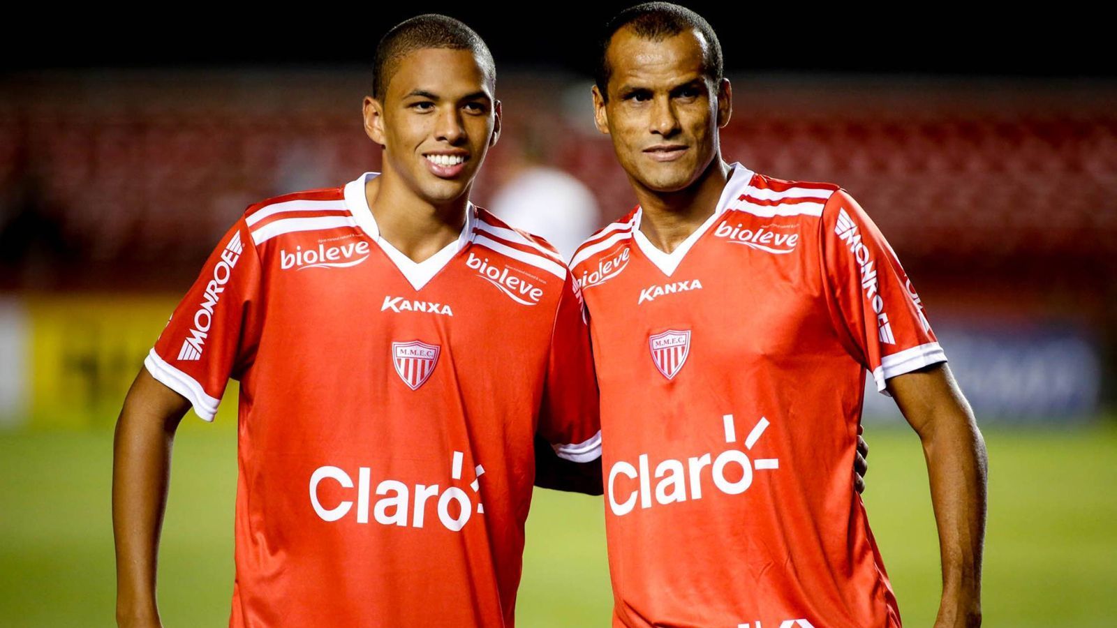 
                <strong>Rivaldo und Rivaldinho</strong><br>
                Wie der Vater, so der Sohn: Beim ersten gemeinsamen Auftritt feierten Rivaldo (r.) und sein Sohn ein torreiches Familienglück. Während der Papa beim 3:1-Erfolg von Mogi Mirim EC vom Elfmeterpunkt traf, steuerte Rivaldinho (l.) die beiden anderen Treffer bei. Mittlerweile spielt Rivaldinho in Europa für den polnischen Klub Cracovia Krakau.
              