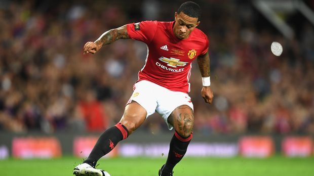 
                <strong>Memphis Depay (Manchester United)</strong><br>
                Memphis Depay (Manchester United): Der Niederländer, auch ein Transfer von van Gaal, soll ebenfalls auf der internen Abschussliste der "Red Devils" stehen. Während er unter seinem Landsmann noch zum Stammpersonal gehörte, ist er unter Mourinho derzeit maximal Joker. Laut "Tuttomercatoweb" soll der AC Milan an Depay interessiert sein.
              