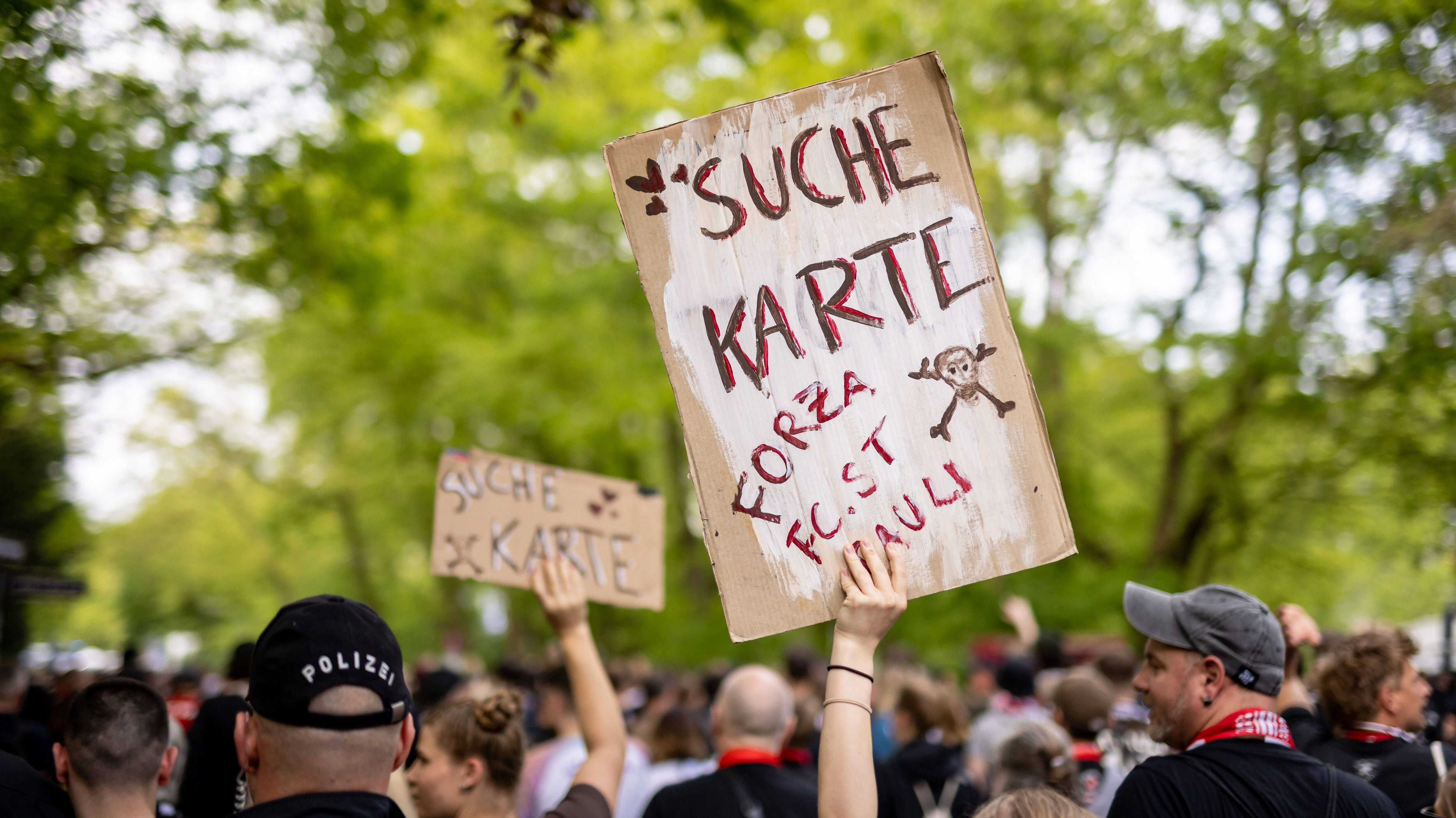 <strong>Fanmarsch ja, Eintrittskarte nein</strong><br>Beim Fanmarsch der Gäste in Richtung Volksparkstadion waren auch einige Anhänger des FC St. Pauli mit dabei, die noch gar keine Eintrittskarten für das Topduell der 2. Bundesliga haben.&nbsp;