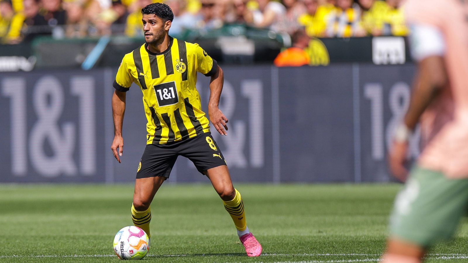 
                <strong>Mahmoud Dahoud (Borussia Dortmund)</strong><br>
                Auch BVB-Mittelfeldspieler Mahmoud Dahoud wird wegen einer Schulterverletzung noch bis in den Spätherbst ausfallen, entsprechend hat Dortmund ihn gar nicht erst für die Königsklasse in den Kader genommen. "Wir haben es fast zwei Wochen konservativ versucht", erklärte BVB-Coach Terzic Anfang September bei "DAZN", "leider muss Mo nun doch operiert werden und wird uns in nächster Zeit nicht zur Verfügung stehen".
              