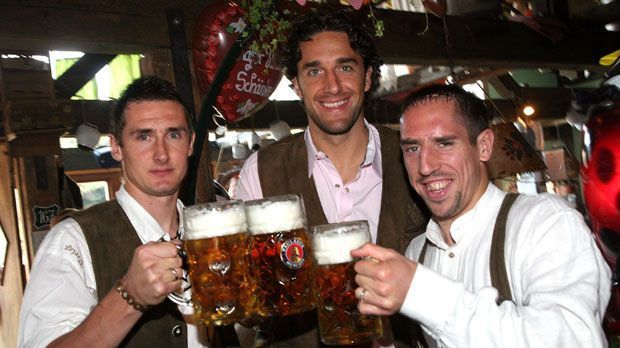 
                <strong>Saison 2007/08 (Trainer Felix Magath, Ottmar Hitzfeld)</strong><br>
                Zugänge: Frank Ribery (25 Mio), Miroslav Klose (15 Mio), Marcell Jansen (14 Mio), Breno (12 Mio), Luca Toni (11 Mio), Jose Sosa (9 Mio), Jan Schlaudraff (1,2 Mio), Ze Roberto (Leih-Gebühr 1 Mio), Hamit Altintop (ablösefrei)
              