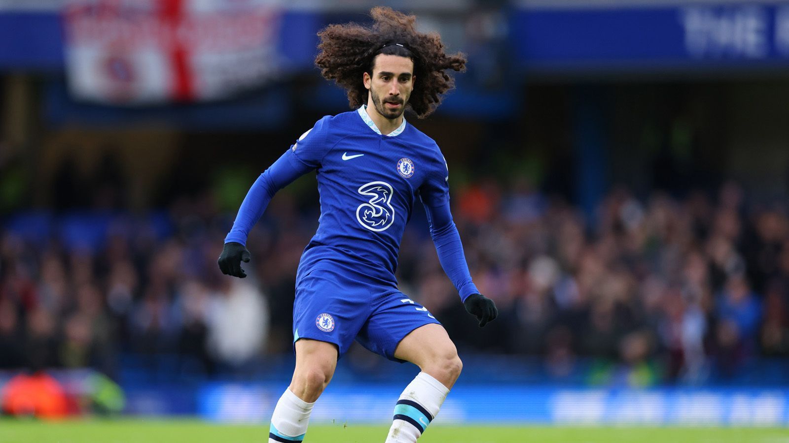 
                <strong>8. Marc Cucurella (FC Chelsea/ 65,3 Millionen Euro)</strong><br>
                Der FC Chelsea landete in der abgelaufenen Premier-League-Saison auf einem mehr als enttäuschenden Rang zwölf. Schuld am schlechten Abschneiden sind auch die verhältnismäßig vielen Gegentore. Das bedeutet im Umkehrschluss: Kein Verteidiger hat seinen Job an der Stamford Bridge zufriedenstellend erledigt. Auch nicht Linksverteidiger Marc Cucurella, der für rund 65 Millionen und vielen Vorschusslorbeeren aus Brighton gekommen war. Gegen Saisonende kam dann auch noch eine lästige Verletzung dazu, die ihn auf die Bank verbannte. ran-Note: 4
              