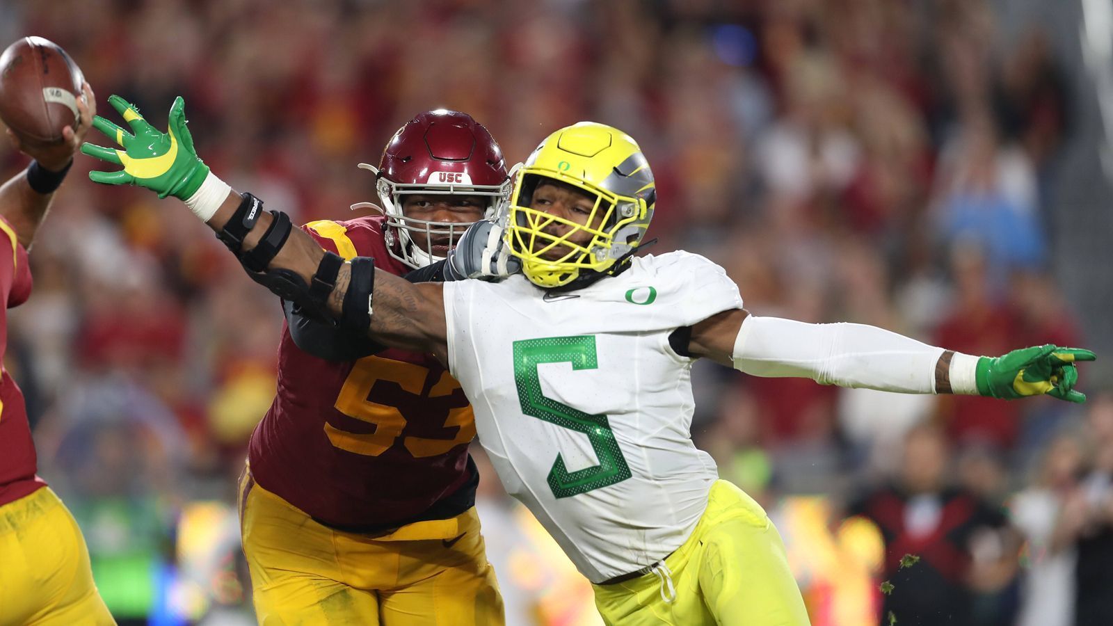 
                <strong>Kayvon Thibodeaux (Edge Rusher, Oregon Ducks)</strong><br>
                Fällt der übliche Run auf die Quarterbacks aus, hat Edge Rusher Kayvon Thibodeuax definitiv gute Karten, hoch gepickt zu werden. Viele Sacks in teilweise verkürzten Saisons, viele davon in wichtigen Phasen des Spiels - Thibodeaux ist ein "Big-Time-Player" und Teil einer gute Klasse der Defensive Ends. Aber: Beim Combine gab es Einwände von Scouts, dass er "nicht mit demselben Feuer spielt wie einige andere Top-Prospects". Wie es heißt, soll der talentierte Pass Rusher "bei Spielzügen zu leicht aufgeben".
              