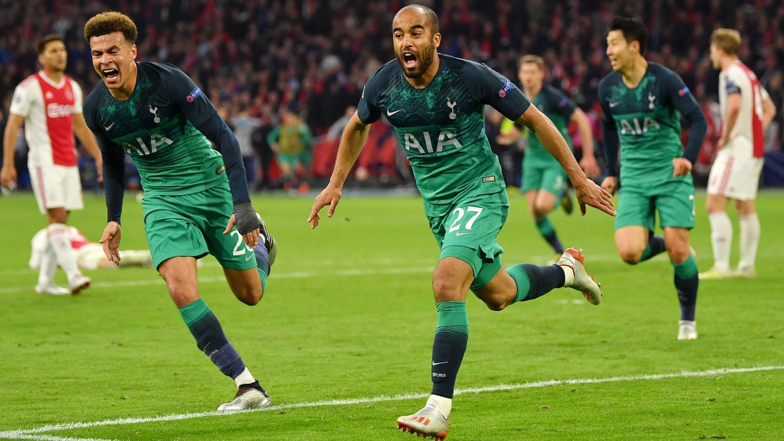 
                <strong>Lucas Moura (Tottenham Hotspur)</strong><br>
                Real Madrid und Juventus Turin wurden in der Champions-League-Saison 2018/19 im Laufe der K.o.-Phase bereits zu Opfern der unglaublich mutig aufspielenden Jungstars von Ajax Amsterdam und auch im Halbfinale sah es nach einem erneuten Erfolg der Niederländer aus. Nach einem 1:0-Sieg bei Tottenham führte Ajax im Rückspiel bereits nach 35 Minuten sogar schon mit 2:0. Dann aber begann die große Nacht des Lucas Moura (re.). Der Brasilianer brachte die Spurs durch Treffer in der 55. und 59. Minute zunächst auf 2:2 heran und in der sechsten Minute der Nachspielzeit krönte der Nationalspieler seine unglaubliche One-Man-Show mit dem dritten Treffer, der Tottenham den Weg ins Endspiel ebnete. Das unglaubliche Comeback der Engländer rührte nicht nur den damaligen Spurs-Coach Mauricio Pochettino nach Schlusspfiff zu Tränen. 
              