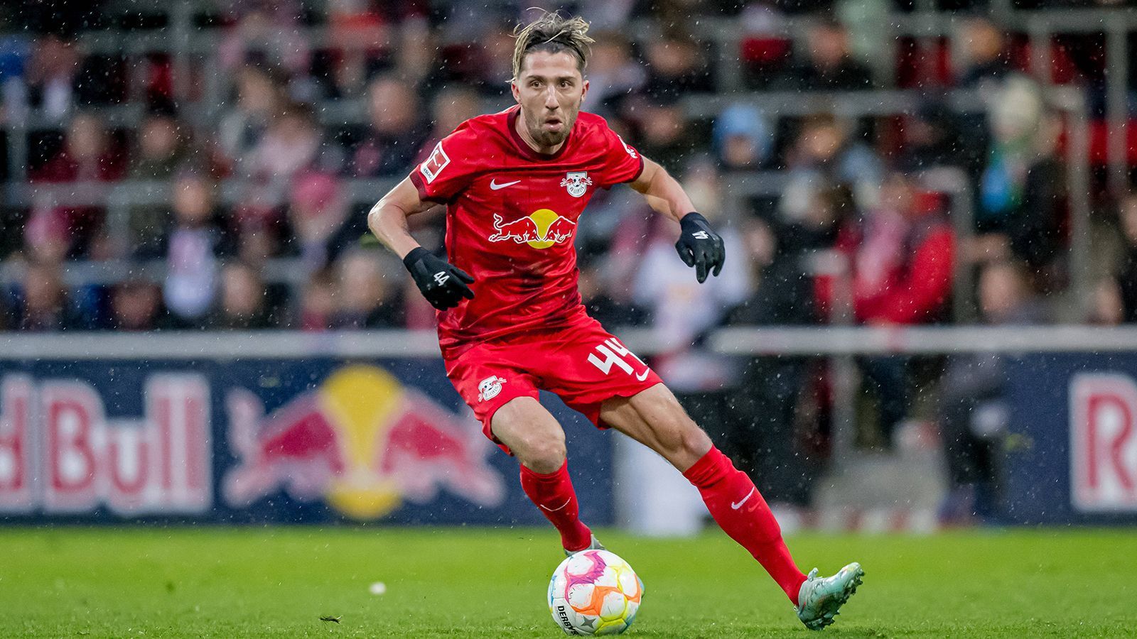 
                <strong>Kevin Kampl (RB Leipzig) </strong><br>
                Für die letzten Minuten mischt er anstelle von Haidara mit. Dabei fällt Kampl weder auf noch ab. ran-Note: ohne Bewertung
              