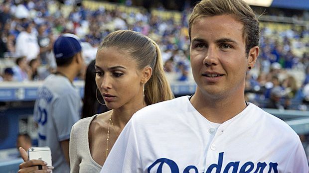 
                <strong>Mario Götze und sein First Pitch</strong><br>
                Zusammen mit seiner Freundin Ann-Kathrin Brömmel genießt Mario Götze wegen der Länderspielreise noch seinen verlängerten Urlaub. Dabei stattet der Bayern-Star den Los Angeles Dodgers einen Besuch ab - aus einem besonderen Anlass ...
              