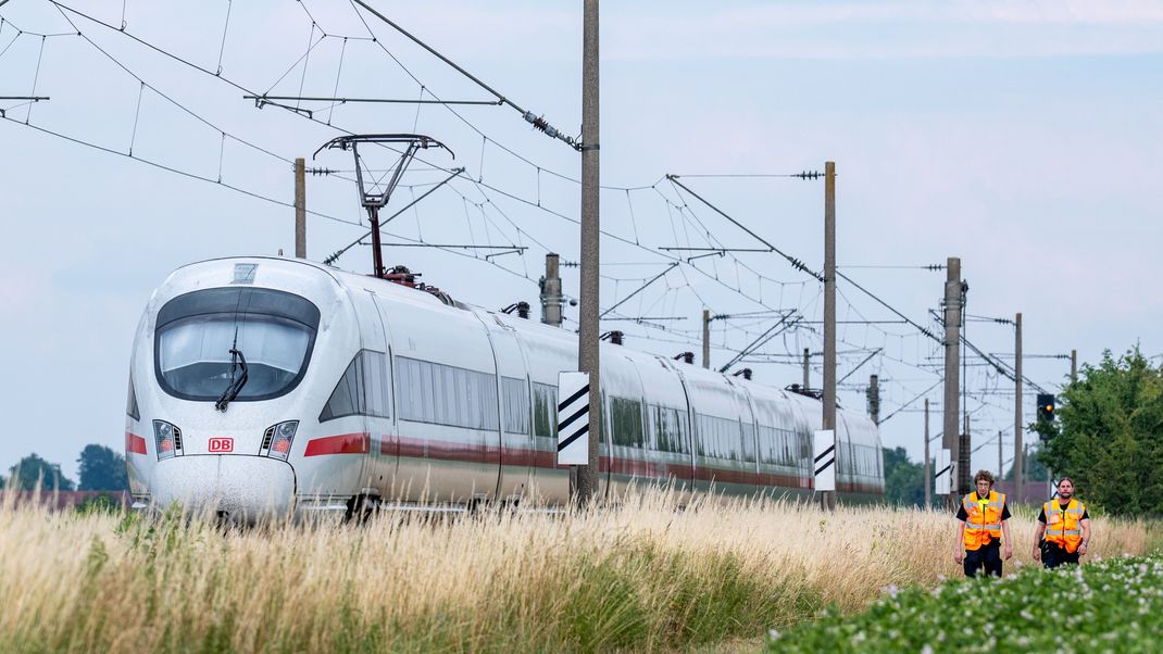 Der ICE, in dem ein Mann in Niederbayern mehrere Passagiere angegriffen hat.
