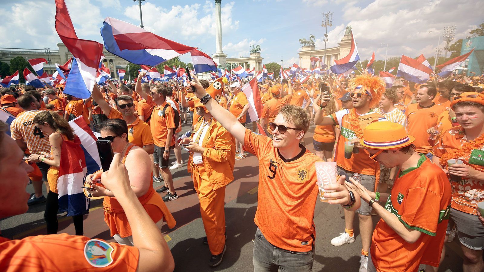 
                <strong>Niederlande vs. Tschechien - die Fans sind bereit</strong><br>
                Außerhalb der Arena von Budapest ist alles für ein Fußballfest angerichtet.
              
