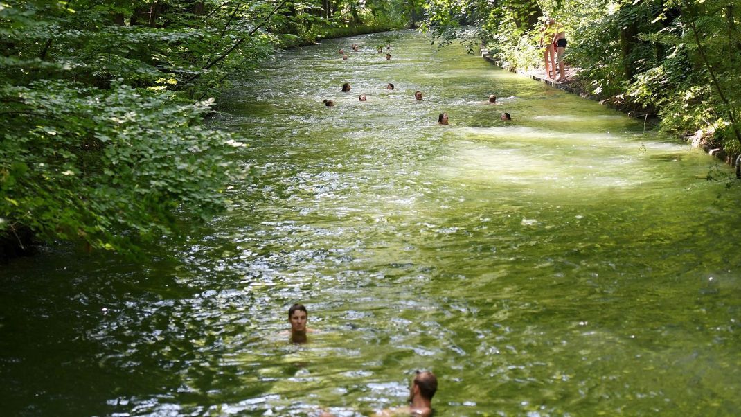 Rund eine Woche nach dem Verschwinden eines Studenten aus Baden-Württemberg wird eine Leiche im Eisbach gefunden. (Symbolbild)