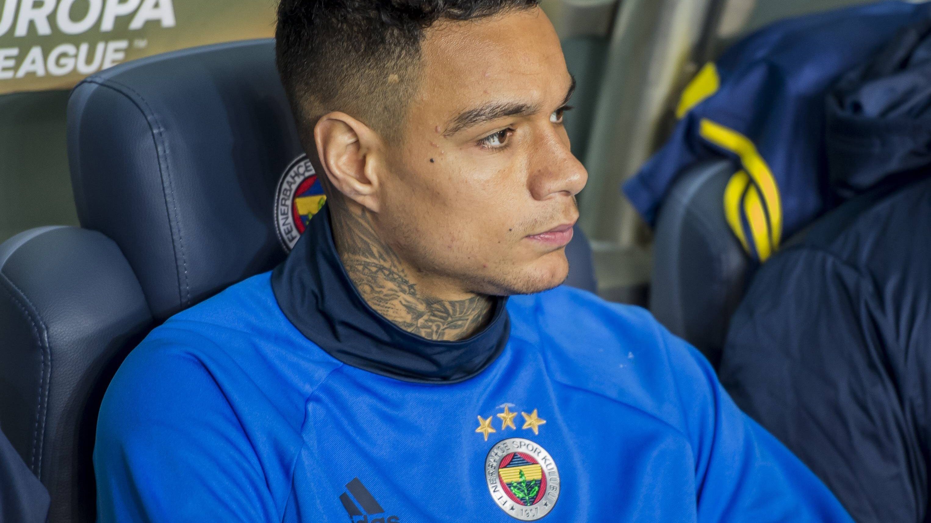 
                <strong>Bankdrücker in der Türkei </strong><br>
                Tiefpunkt von van der Wiels Zeit in Istanbul war seine Suspendierung, nachdem er sich unter dem damaligen Trainer Dick Advocaat geweigert hatte in einem Pokalspiel aufzulaufen. Daraufhin wurde er von seinem Landsmann nicht weiter berücksichtigt und die Zusammenarbeit nach einem Jahr beendet. 
              