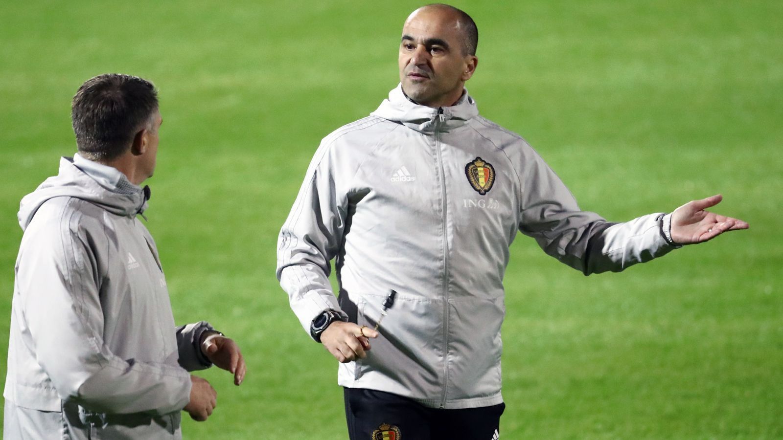 
                <strong>Roberto Martinez (Nationaltrainer Belgien)</strong><br>
                Laut "Mirror" soll mit dem Spanier Roberto Martinez ein derzeit als Nationaltrainer beschäftigter Coach auf der Arsenal-Wunschliste stehen. Der 46-Jährige ist seit 2016 Nationaltrainer Belgiens und führte die "Roten Teufel" zuletzt einmal mehr zu einem großen Turnier, dieses Mal zur EM-Endrunde 2020. Genau bis nach dem Turnier läuft auch der Vertrag von Martinez beim belgischen Fußballverband. Und Martinez wäre so etwas wie ein England-Experte, schließlich blickt er auf Trainer-Stationen wie Everton, Wigan oder Swansea zurück.
              