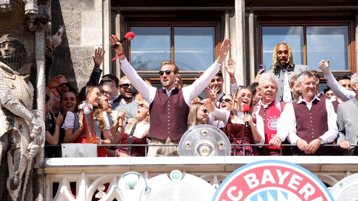 Die Mannschaften bei der Meisterfeier des FC Bayern München auf dem Balkon des Rathauses am Marienplatz. München, 18.05.2025 *** The teams at FC Bayern Munichs championship celebration on the balco...