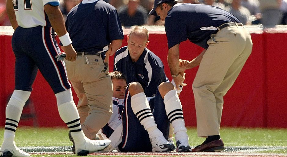 
                <strong>Tom Brady (New England Patriots, 2008)</strong><br>
                Gleich das erste Spiel der Saison war für den Superstar auch das letzte. Beim 17:10 gegen die Kansas City Chiefs riss sich Brady das Kreuzband und musste den Rest der Spielzeit zuschauen. Die im Jahr zuvor ungeschlagen in den Super Bowl gestürmten Patriots kamen zwar auf eine 11-5-Bilanz, verpassten die Playoffs jedoch zum einzigen Mal in den vergangenen 14 Jahren.
              