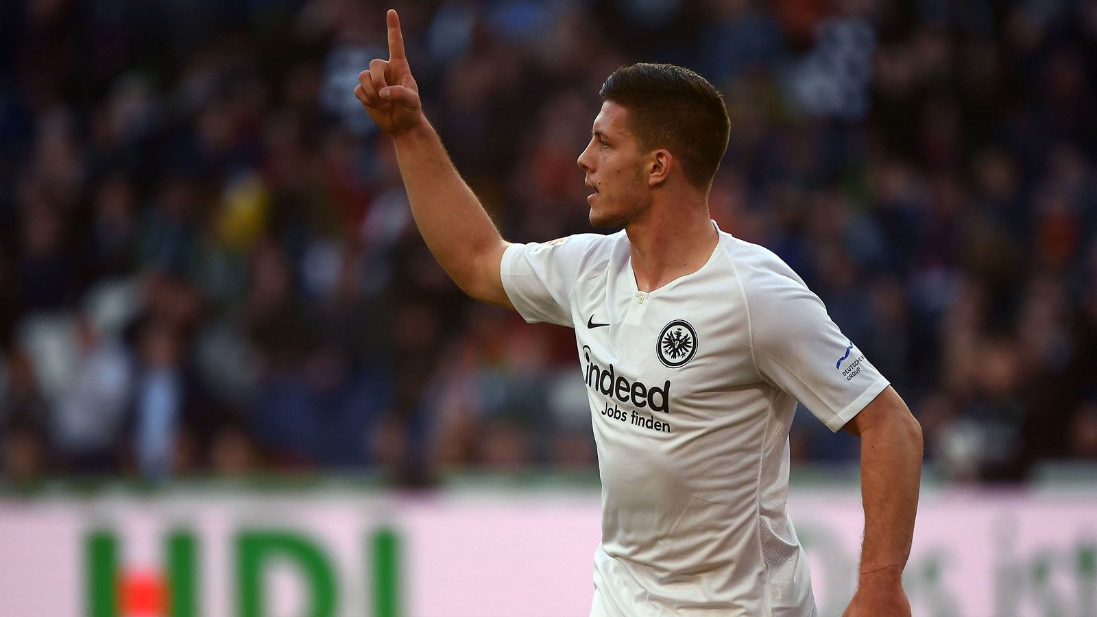 
                <strong>Luka Jovic (Eintracht Frankfurt)</strong><br>
                Luka Jovic führt vor dem 24. Spieltag (ab 15:00 Uhr im LIVETICKER auf ran.de) mit 15 Treffern die Torjägerliste an. Damit liegt der Eintracht-Stürmer zwei Tore vor Robert Lewandowski und Marco Reus. Verteidigt Jovic die Spitzenposition bis zum Saisonende, könnte er den legendären Gerd Müller als jüngsten Torschützenkönig der Bundesliga-Geschichte ablösen. Der Serbe wäre dann 21 Jahre und 146 Tage alt. ran.de zeigt die bislang jüngsten Gewinner der Torjägerkanone seit Bestehen der Bundesliga.
              