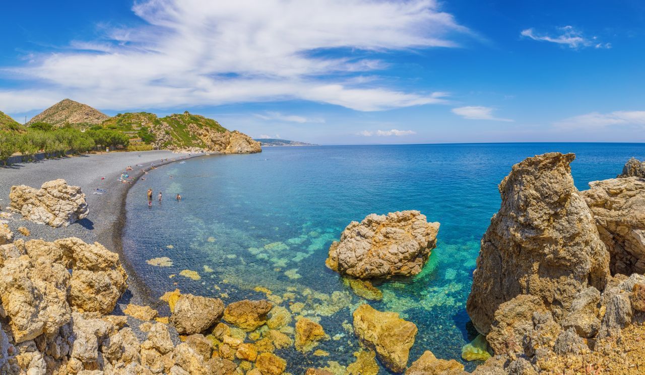 Manche kommen eigens zum Baden nach Chios. Zu den schönsten Stränden gehören der schwarz schimmernde Mavros Gialos aus Vulkangestein, der Agia Fotia, der nach der Kapelle am Ortseingang benannt ist, und der Glaroi, wo Seevögel die felsige Bucht besiedeln. Zudem gilt das Revier um die Insel in der Ost-Ägäis als bestes Tauchgebiet Griechenlands - inklusive Unterwasser-Höhlen, Korallen, Schildkröten, Schwert- und Thunfischen. Vo