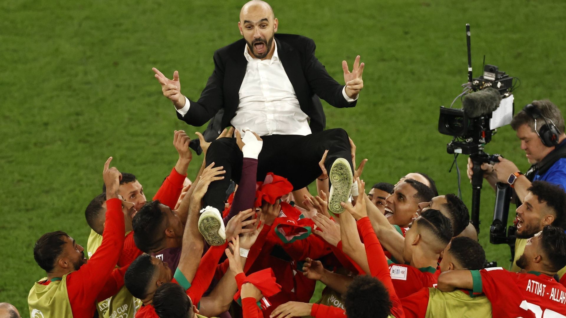 
                <strong>Walid Regragui (Trainer)</strong><br>
                Erst seit Ende August Nationalcoach, aber schon jetzt unsterblich. Impft seinem Team Selbstvertrauen ein und lässt es auch gegen Topteams wie Belgien, Spanien oder Portugal mutig nach vorne spielen. Wird von seinen Spielern nicht nur sinnbildlich auf Händen getragen. Der 47-Jährige kam in Frankreich zur Welt und spielte selbst in der "Grande Nation" und in Spanien für den FC Toulouse, den AC Ajaccio, den FCO Dijon oder Racing Santander. Als sein Ziehvater gilt Rudi Garcia, der die AS Rom, Olympique Marseille oder Olympique Lyon trainierte.
              