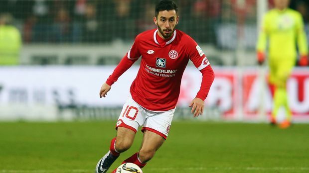 
                <strong>Yunus Malli</strong><br>
                Yunus Malli: Holt Thomas Tuchel seinen Musterschüler schon diesen Winter aus Mainz zur schwarz-gelben Borussia? Wie die "Sport Bild" berichtet, scheint Malli ganz oben auf der Wunschliste des BVB zu stehen. Angeblich soll Dortmund schon an einem Angebot über 12 Millionen Euro arbeiten und zusätzlich Adrian Ramos zum Tausch anbieten. Zum Sommer hat Malli angeblich eine festgeschriebene Ablösesumme von zehn Millionen Euro im Vertrag stehen. 
              