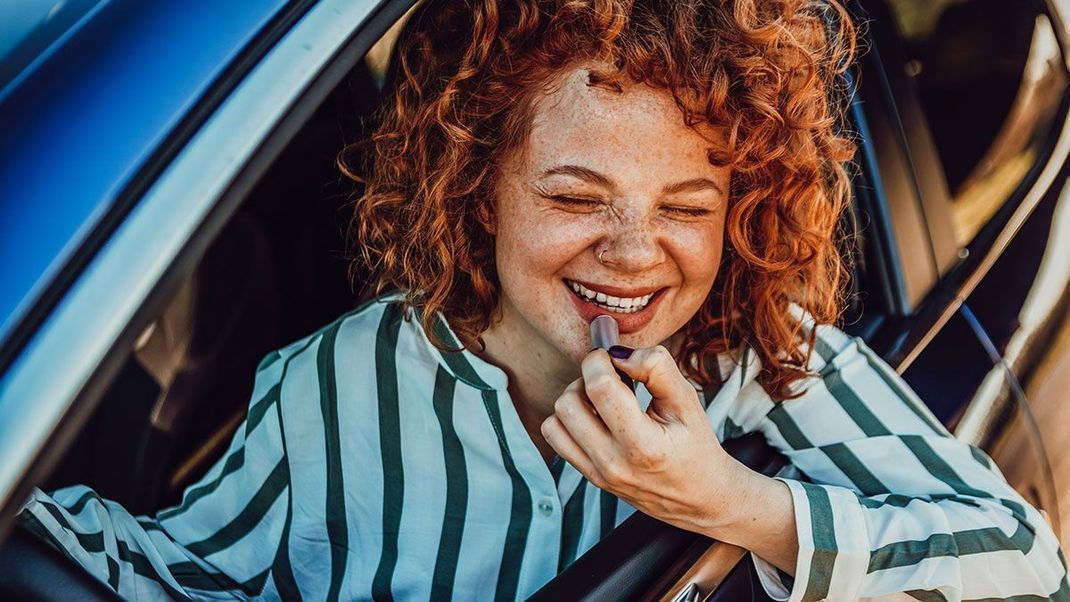 Du hast rote Haare und eine helle Haut? Im Artikel erfährst du, welcher Lippenstift zu dir passt!