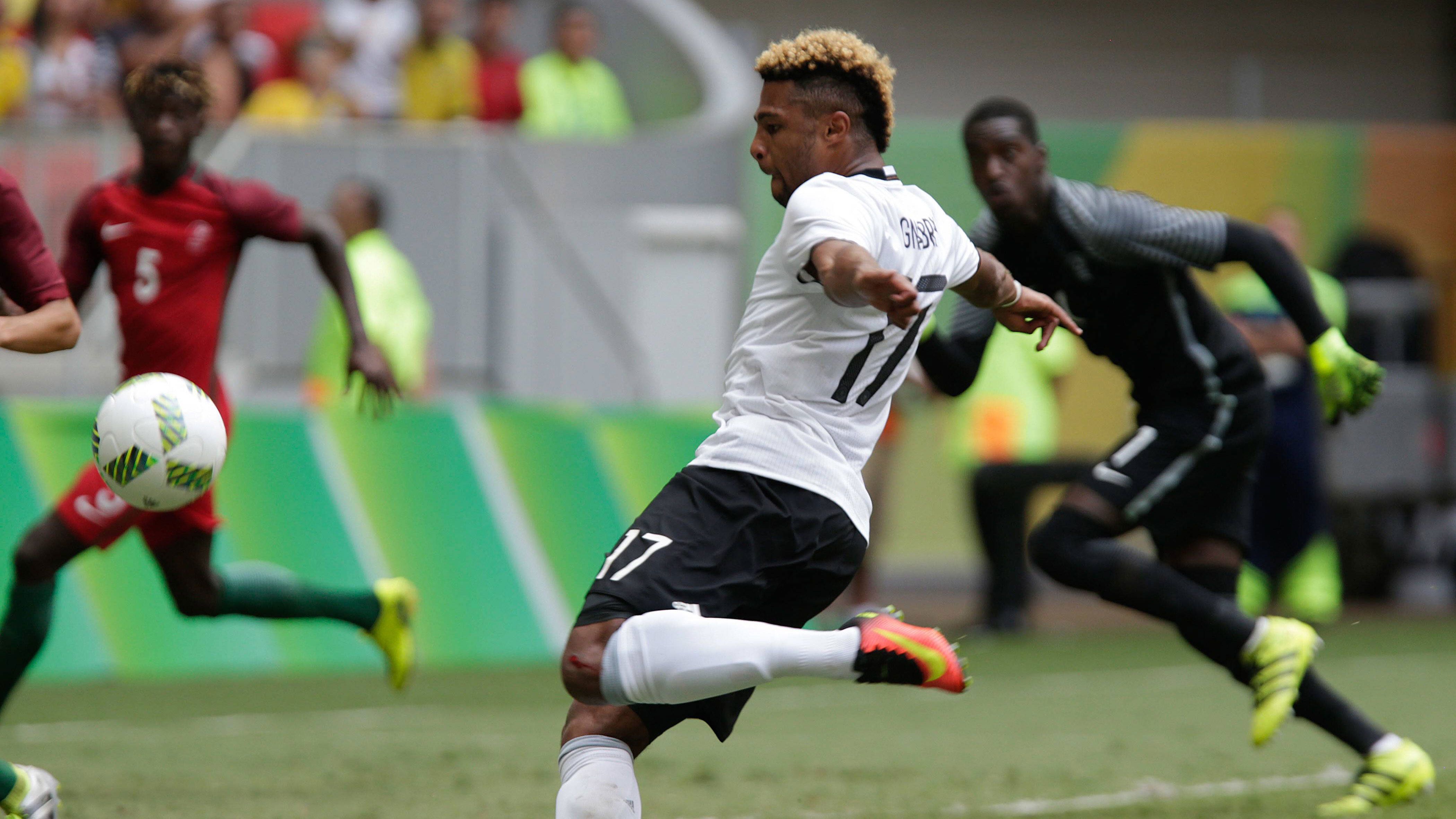 
                <strong>Serge Gnabry</strong><br>
                Der Top-Scorer der Olympia-Mannschaft von 2016: Insgesamt sechsmal traf der einstige Arsenal-Akteur im olympischen Turnier und schnürte gegen Südkorea (3:3) und Fidschi (10:0) jeweils einen Doppelpack. In der A-Nationalmannschaft ist der Angreifer mittlerweile zu einem festen Bestandteil der Offensive geworden, auch wenn der Bayern-Profi bei der Europameisterschaft ein wenig glücklos agierte.
              