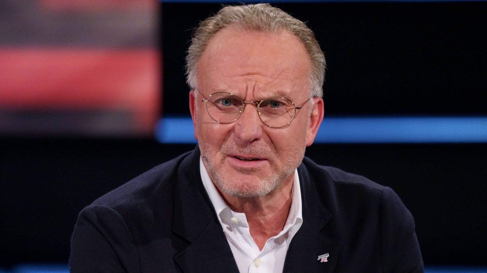 
                <strong>April 2021: Rummenigge haut dazwischen und fordert Ruhe</strong><br>
                Mittlerweile wird es dem Vorstandsvorsitzenden des FC Bayern, Karl-Heinz Rummenigge, zu viel. "Dieses Thema muss ein Ende haben", fordert der ehemalige Weltklasse-Spieler. Jedoch wirft die Art und Weise erneut Fragen auf. Denn diese Forderung stellt Rummenigge nicht in seinem Büro oder auf dem Trainingsplatz, sondern in der "Bild"-Zeitung.
              