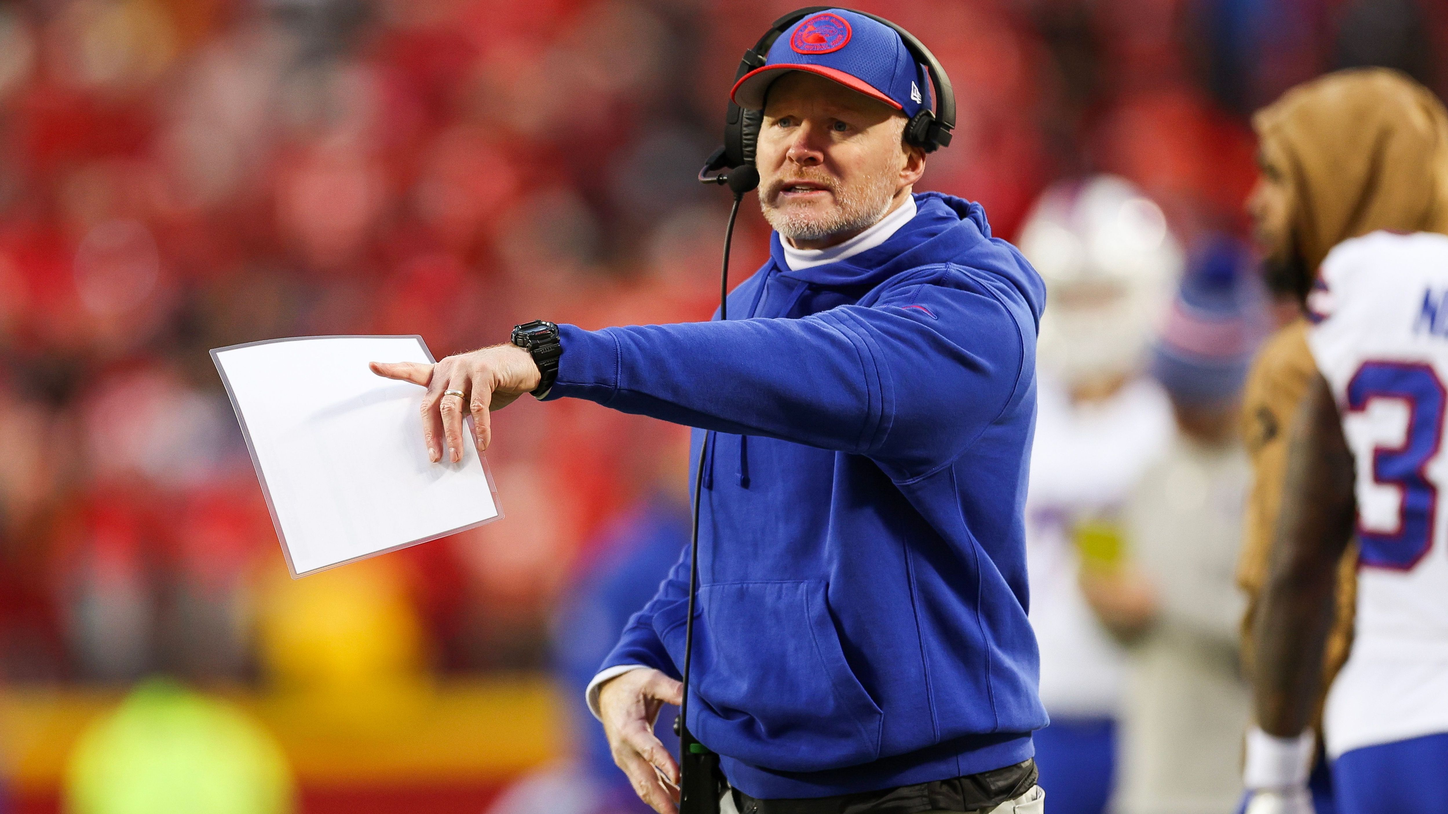 <strong>Gewinner: Sean McDermott (Buffalo Bills)<br></strong>Nachdem Offensive Coordinator Ken Dorsey seine Sachen bei den Bills packen musste, wärmte sich auch der Stuhl von Head Coach Sean McDermott an. Allerdings hat er die Heizung nach einem starken 20:17-Erfolg bei den Kansas City Chiefs selbst wieder runtergedreht. Die Bills sind nur noch einen Sieg hinter ihrem auserkorenen Erzrivalen.