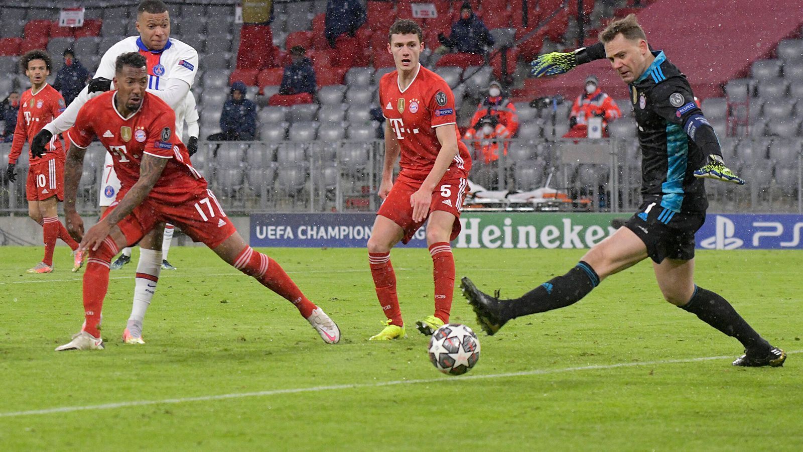 
                <strong>Bayern verballern reihenweise: Die FCB-Stars gegen PSG in der Einzelkritik</strong><br>
                Der FC Bayern muss um das Weiterkommen in der Champions League bangen: Der Titelverteidiger hat im Viertelfinal-Hinspiel gegen Paris St. Germain deutliche Vorteile, vergibt Chancen aber reihenweise und verliert am Ende 2:3. Wir haben die Bayern-Stars benotet.
              